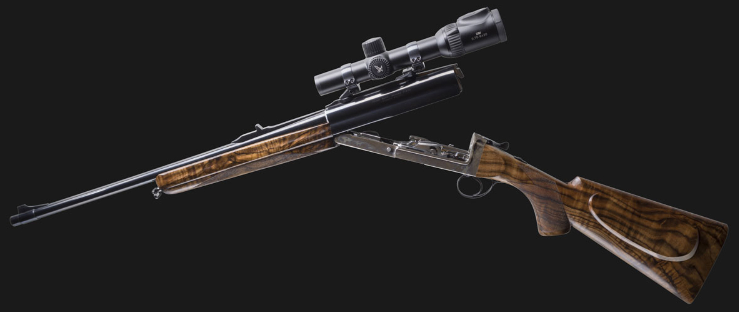 Il Cosmi Rigato, è questo il nome che è stato assegnato all’arma, è di fatto una carabina semiautomatica, la cui costruzione è per la maggiore realizzata mano, come del resto sono fatte a mano tutte le straordinarie finiture che da sempre contraddistinguono tutta la gamma proposta dall’azienda nei vari calibri a canna liscia.  Nello sviluppo di questa carabina, che naturalmente ha conservato la sua essenza di arma semiautomatica basculante, come da tradizione Cosmi, si sono ricercati i migliori materiali possibili, a partire dagli acciai.  Altro elemento che distingue l’arma da tutte le altre carabine semiautomatiche presenti sul mercato è che il riarmo funziona a rinculo di canna, esattamente come i canna liscia che hanno reso l’azienda famosa nel mondo. Canna definita nell’attuale modello i produzione con lunghezza di 52 mm e prodotta per Cosmi dalla azienda americana Krieger, al topo per queste specifiche produzioni. Il Cosmi Rigato, è questo il nome che è stato assegnato all’arma, è di fatto una carabina semiautomatica, la cui costruzione è per la maggiore realizzata mano, come del resto sono fatte a mano tutte le straordinarie finiture che da sempre contraddistinguono tutta la gamma proposta dall’azienda nei vari calibri a canna liscia.  Nello sviluppo di questa carabina, che naturalmente ha conservato la sua essenza di arma semiautomatica basculante, come da tradizione Cosmi, si sono ricercati i migliori materiali possibili, a partire dagli acciai.  Altro elemento che distingue l’arma da tutte le altre carabine semiautomatiche presenti sul mercato è che il riarmo funziona a rinculo di canna, esattamente come i canna liscia che hanno reso l’azienda famosa nel mondo. Canna definita nell’attuale modello i produzione con lunghezza di 52 mm e prodotta per Cosmi dalla azienda americana Krieger, al topo per queste specifiche produzioni.
